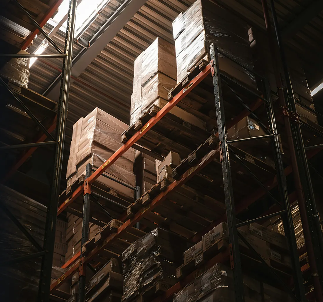Racks industriales con mercancía almacenada